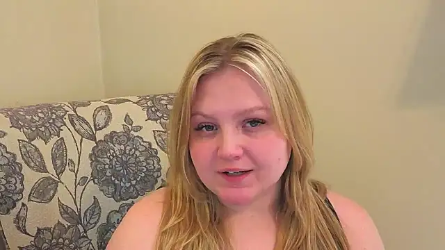 Snapshot of PhatAssBlond chatting on April 8, 6:19 pm PhatAssBlond online show from April 8, 6:19 pm