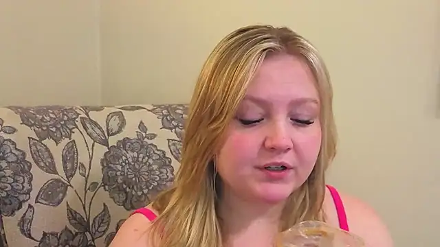 Snapshot of PhatAssBlond chatting on April 12, 7:30 pm PhatAssBlond online show from April 12, 7:30 pm