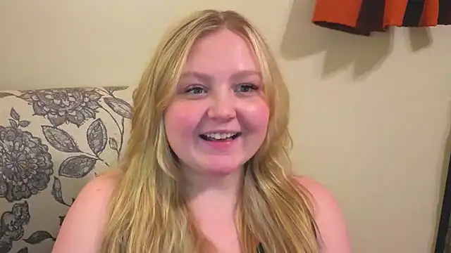 Snapshot of PhatAssBlond chatting on April 18, 12:03 am PhatAssBlond online show from April 18, 12:03 am