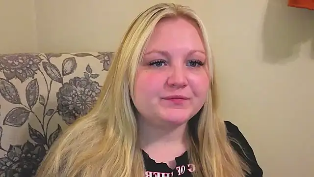 Snapshot of PhatAssBlond chatting on April 24, 10:34 pm PhatAssBlond online show from April 24, 10:34 pm