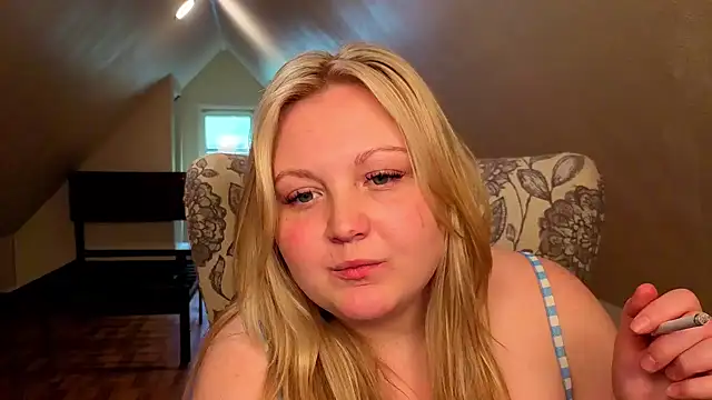 Snapshot of PhatAssBlond chatting on May 3, 9:10 pm PhatAssBlond online show from May 3, 9:10 pm