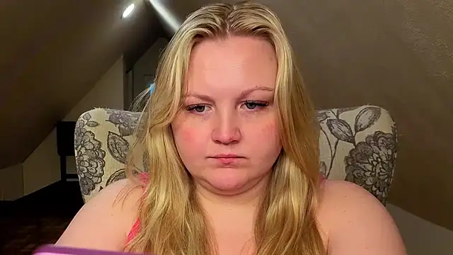 Snapshot of PhatAssBlond chatting on May 18, 10:37 pm PhatAssBlond online show from May 18, 10:37 pm