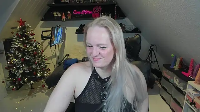 Snapshot of caro_kitten chatting on December 19, 9:16 am caro kitten online show from December 19, 9:16 am