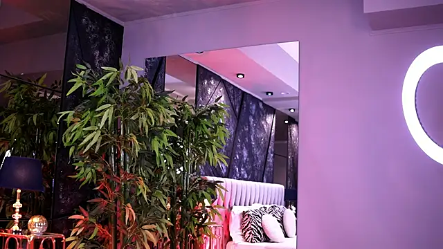 Snapshot of NicoleCellini chatting on January 6, 7:50 pm NicoleCellini online show from January 6, 7:50 pm