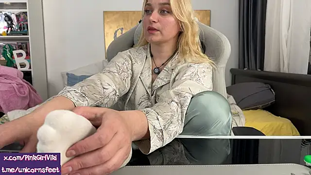 unicornsfeet online show from May 4, 6:15 pm