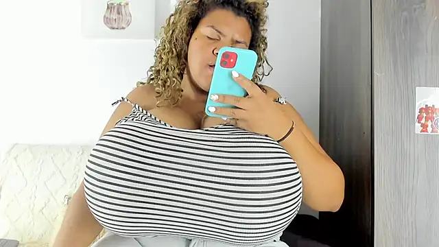 Snapshot of bigmom69_ chatting on March 16, 1:11 am bigmom69 online show from March 16, 1:11 am