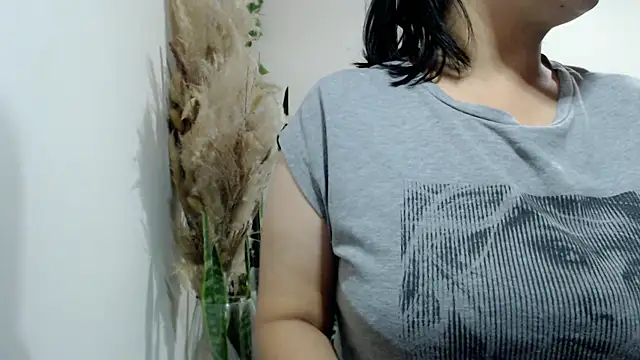 Donniia online show from May 8, 1:22 am