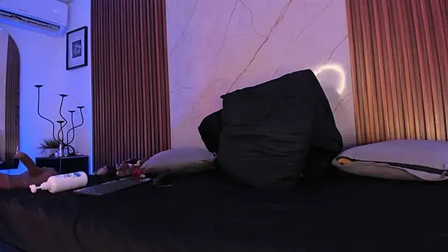 Snapshot of Emiilycollins chatting on December 20, 1:23 am Emiilycollins online show from December 20, 1:23 am