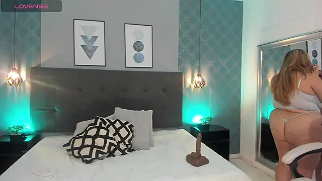 AmbarRoberts  online show from December 27, 4:32 pm