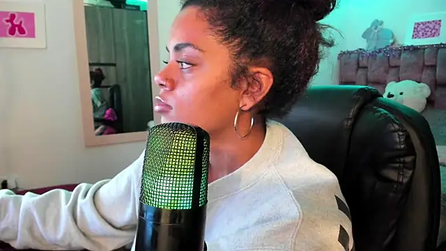 ladyrd1 online show from December 19, 5:51 am