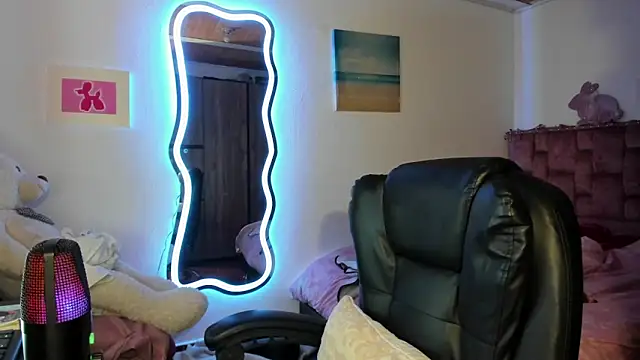 ladyrd1 online show from March 3, 7:43 am