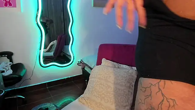 ladyrd1 online show from March 4, 6:47 am