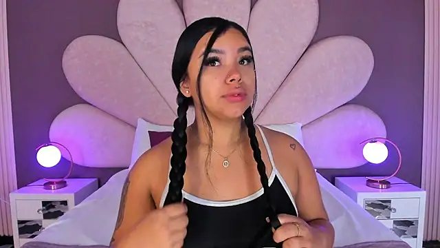 Snapshot of MarianaGarciaa__ chatting on February 21, 11:33 am MarianaGarciaa online show from February 21, 11:33 am