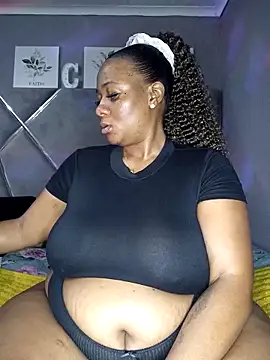 Snapshot of CocoBootyyy chatting on April 18, 2:37 am CocoBootyyy online show from April 18, 2:37 am