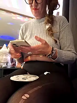 Snapshot of TheDime chatting on January 8, 1:21 am TheDime online show from January 8, 1:21 am