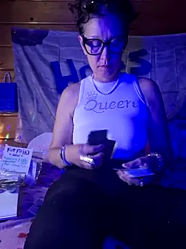 Snapshot of TheDime chatting on February 21, 9:11 pm TheDime online show from February 21, 9:11 pm