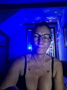 Snapshot of TheDime chatting on March 1, 11:58 pm TheDime online show from March 1, 11:58 pm