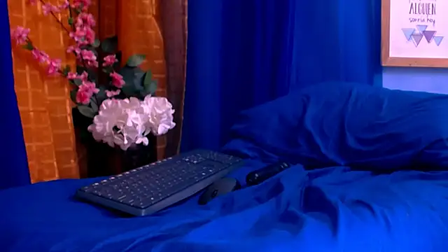 Snapshot of roberts_kloe chatting on March 22, 8:04 pm roberts kloe online show from March 22, 8:04 pm