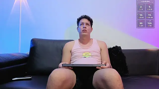 Snapshot of Revenge-Couple chatting on February 18, 3:46 am Revenge-Couple online show from February 18, 3:46 am