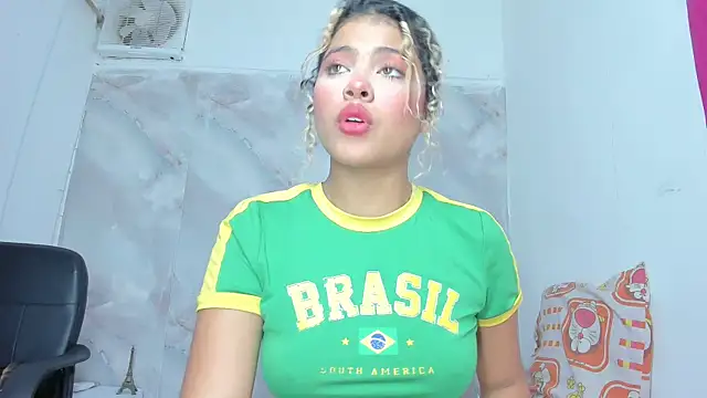 sofiacastillo01 online show from May 16, 1:32 pm