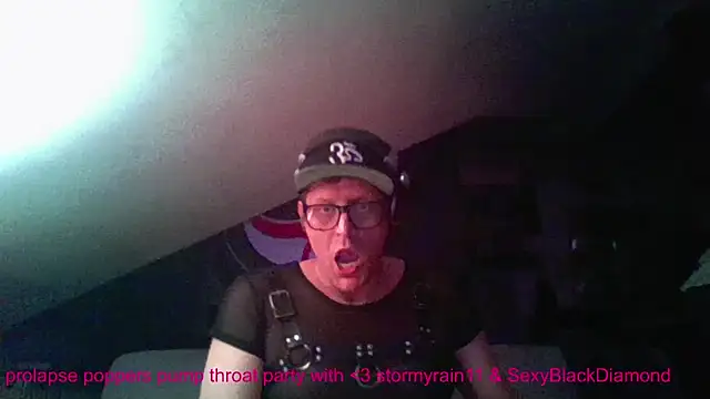 Snapshot of Bigthroaterboy chatting on December 1, 9:48 pm Bigthroaterboy online show from December 1, 9:48 pm