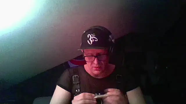 Snapshot of Bigthroaterboy chatting on December 3, 11:24 pm Bigthroaterboy online show from December 3, 11:24 pm