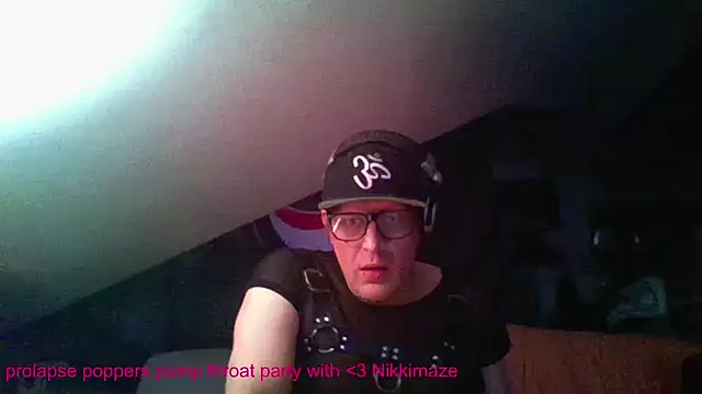 Snapshot of Bigthroaterboy chatting on December 5, 12:19 am Bigthroaterboy online show from December 5, 12:19 am