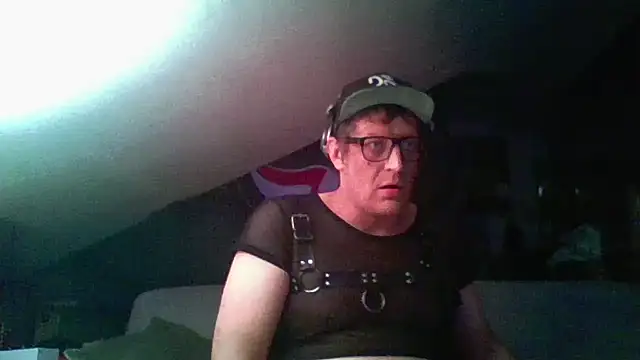 Snapshot of Bigthroaterboy chatting on December 5, 10:01 pm Bigthroaterboy online show from December 5, 10:01 pm