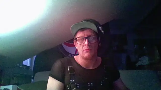 Snapshot of Bigthroaterboy chatting on December 6, 7:21 am Bigthroaterboy online show from December 6, 7:21 am