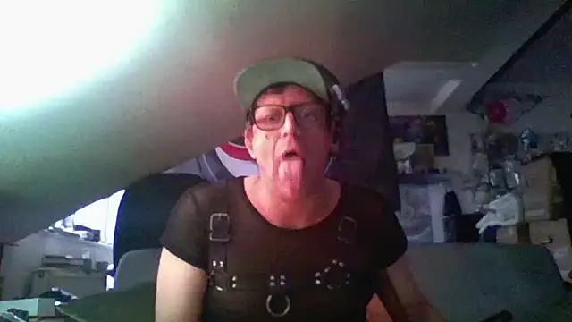 Snapshot of Bigthroaterboy chatting on December 6, 10:27 am Bigthroaterboy online show from December 6, 10:27 am