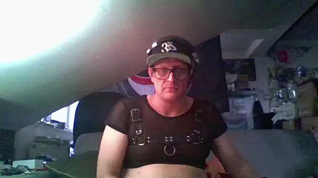 Snapshot of Bigthroaterboy chatting on December 6, 1:33 pm Bigthroaterboy online show from December 6, 1:33 pm