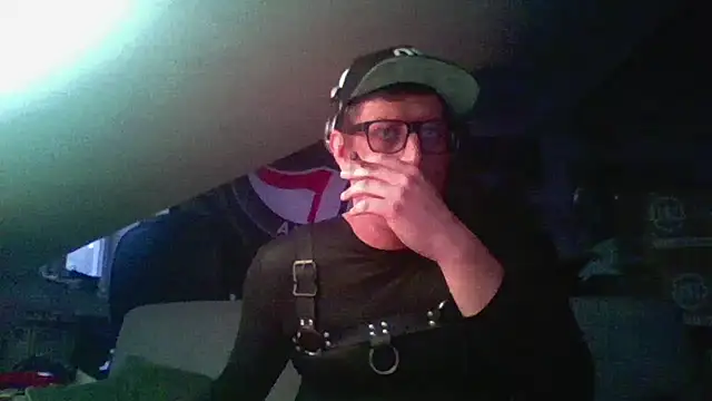 Snapshot of Bigthroaterboy chatting on December 7, 2:35 pm Bigthroaterboy online show from December 7, 2:35 pm