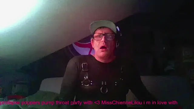 Snapshot of Bigthroaterboy chatting on December 7, 11:56 pm Bigthroaterboy online show from December 7, 11:56 pm
