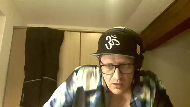 Snapshot of Bigthroaterboy chatting on December 10, 8:49 pm Bigthroaterboy online show from December 10, 8:49 pm