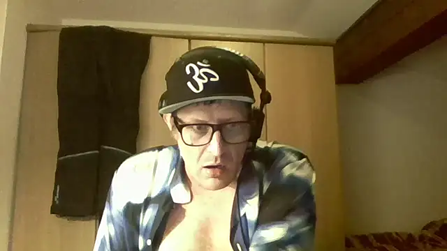 Snapshot of Bigthroaterboy chatting on December 10, 11:51 pm Bigthroaterboy online show from December 10, 11:51 pm