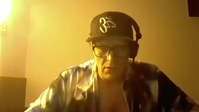 Snapshot of Bigthroaterboy chatting on December 12, 7:37 pm Bigthroaterboy online show from December 12, 7:37 pm