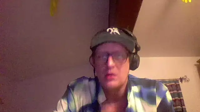 Snapshot of Bigthroaterboy chatting on December 18, 6:03 pm Bigthroaterboy online show from December 18, 6:03 pm