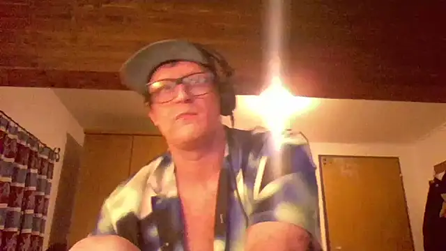 Snapshot of Bigthroaterboy chatting on December 28, 11:37 pm Bigthroaterboy online show from December 28, 11:37 pm