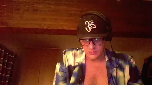 Snapshot of Bigthroaterboy chatting on January 2, 7:07 pm Bigthroaterboy online show from January 2, 7:07 pm
