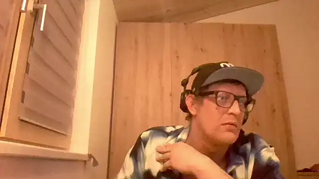 Snapshot of Bigthroaterboy chatting on January 11, 5:51 pm Bigthroaterboy online show from January 11, 5:51 pm