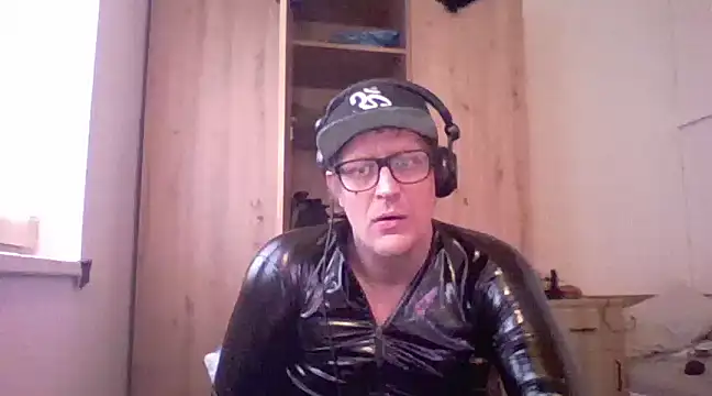 Snapshot of Bigthroaterboy chatting on January 24, 10:53 am Bigthroaterboy online show from January 24, 10:53 am