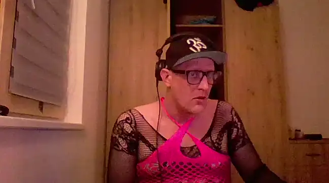 Snapshot of Bigthroaterboy chatting on February 8, 8:10 pm Bigthroaterboy online show from February 8, 8:10 pm