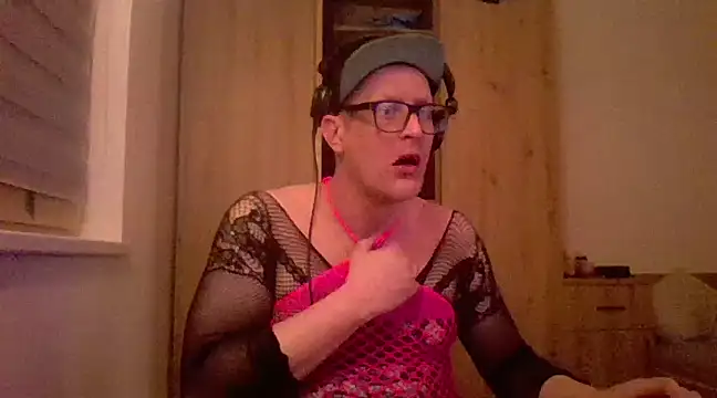 Snapshot of Bigthroaterboy chatting on February 8, 11:13 pm Bigthroaterboy online show from February 8, 11:13 pm