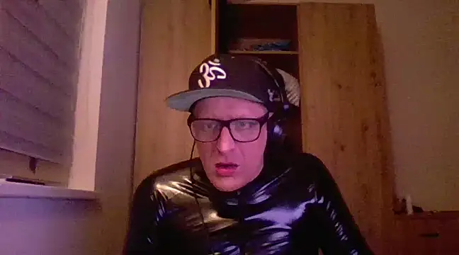 Snapshot of Bigthroaterboy chatting on February 11, 8:10 pm Bigthroaterboy online show from February 11, 8:10 pm