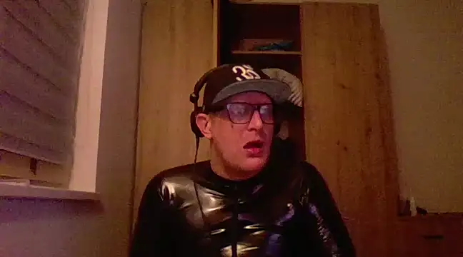 Snapshot of Bigthroaterboy chatting on February 11, 11:12 pm Bigthroaterboy online show from February 11, 11:12 pm