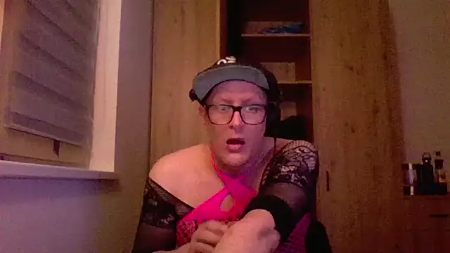 Snapshot of Bigthroaterboy chatting on February 14, 11:53 pm Bigthroaterboy online show from February 14, 11:53 pm