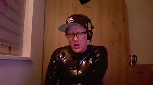 Snapshot of Bigthroaterboy chatting on February 15, 9:48 pm Bigthroaterboy online show from February 15, 9:48 pm