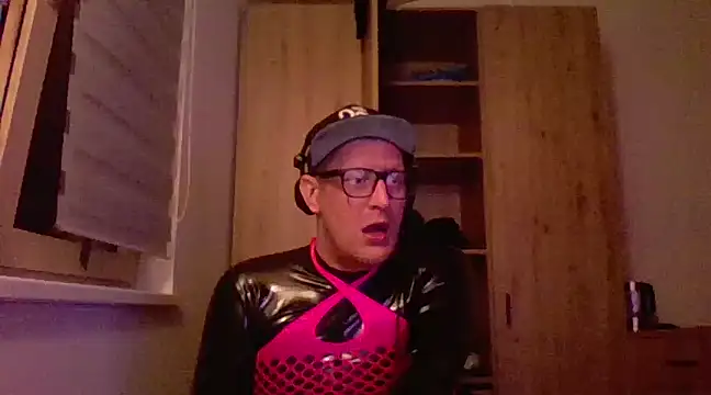 Snapshot of Bigthroaterboy chatting on February 20, 12:08 am Bigthroaterboy online show from February 20, 12:08 am
