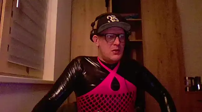 Snapshot of Bigthroaterboy chatting on February 21, 7:43 pm Bigthroaterboy online show from February 21, 7:43 pm