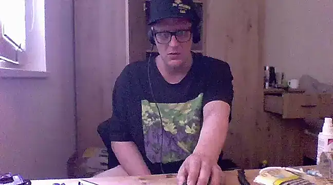 Snapshot of Bigthroaterboy chatting on March 1, 12:12 pm Bigthroaterboy online show from March 1, 12:12 pm